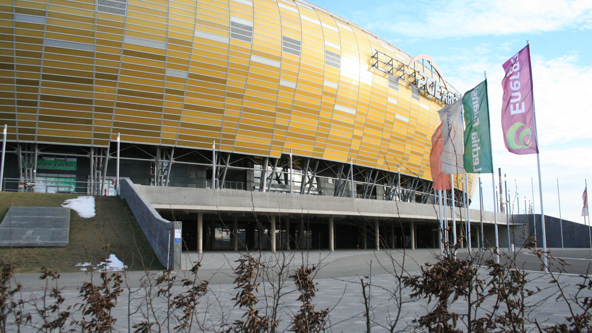 Około cztery i pół miliona zł na minusie - z takim wynikiem finansowym gdańska PGE Arena zakończyła 2012 rok. Stadion w Gdańsku pozostaje nierentowny, jednak operator wymyśla coraz to nowe, pozasportowe sposoby na to, by stadion na siebie zarobił. Chętni mogą tu zorganizować m.in. przyjęcie komunijne, chrzciny, ślub i wesele.