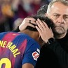 Trener Barselone Hansi Flik teši Jamala nakon što je napustio teren | Foto: Enric Fontcuberta/EPA/Shutterstock