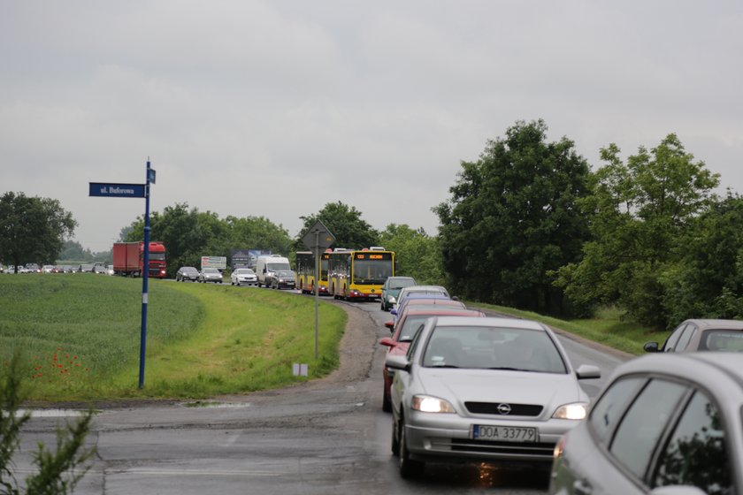 Kilkumetrowy korek na ul. Buforowej we Wrocławiu