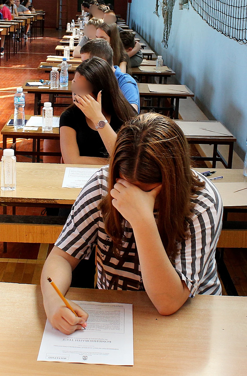 Učenici rešavaju kombinovani test 