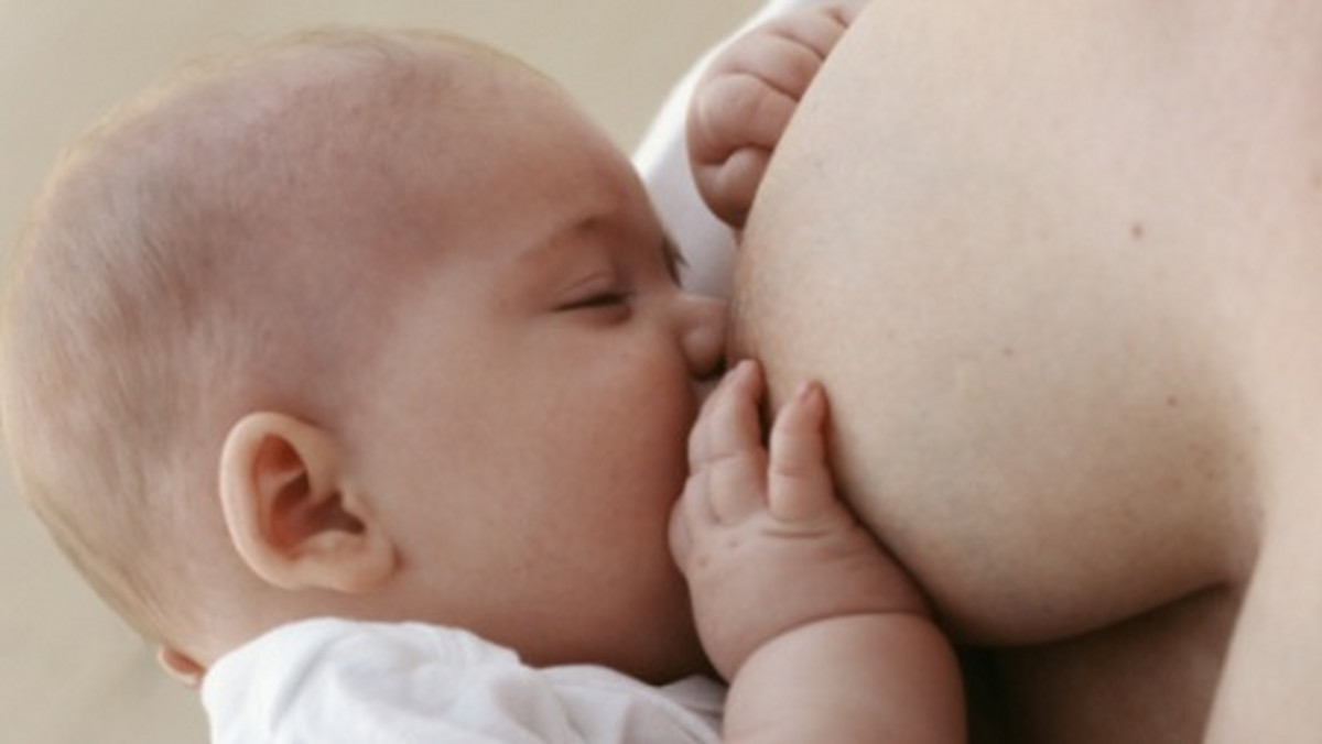 Najnowsze badania dowodzą, że karmienie niemowlęcia na żądanie chroni dziecko przed otyłością w późniejszym wieku.