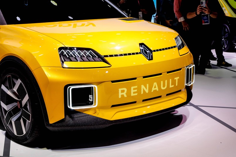 Nowy model Renault na wystawie podczas Mondial de l'Automobile, Paris Motor Show w Paryżu