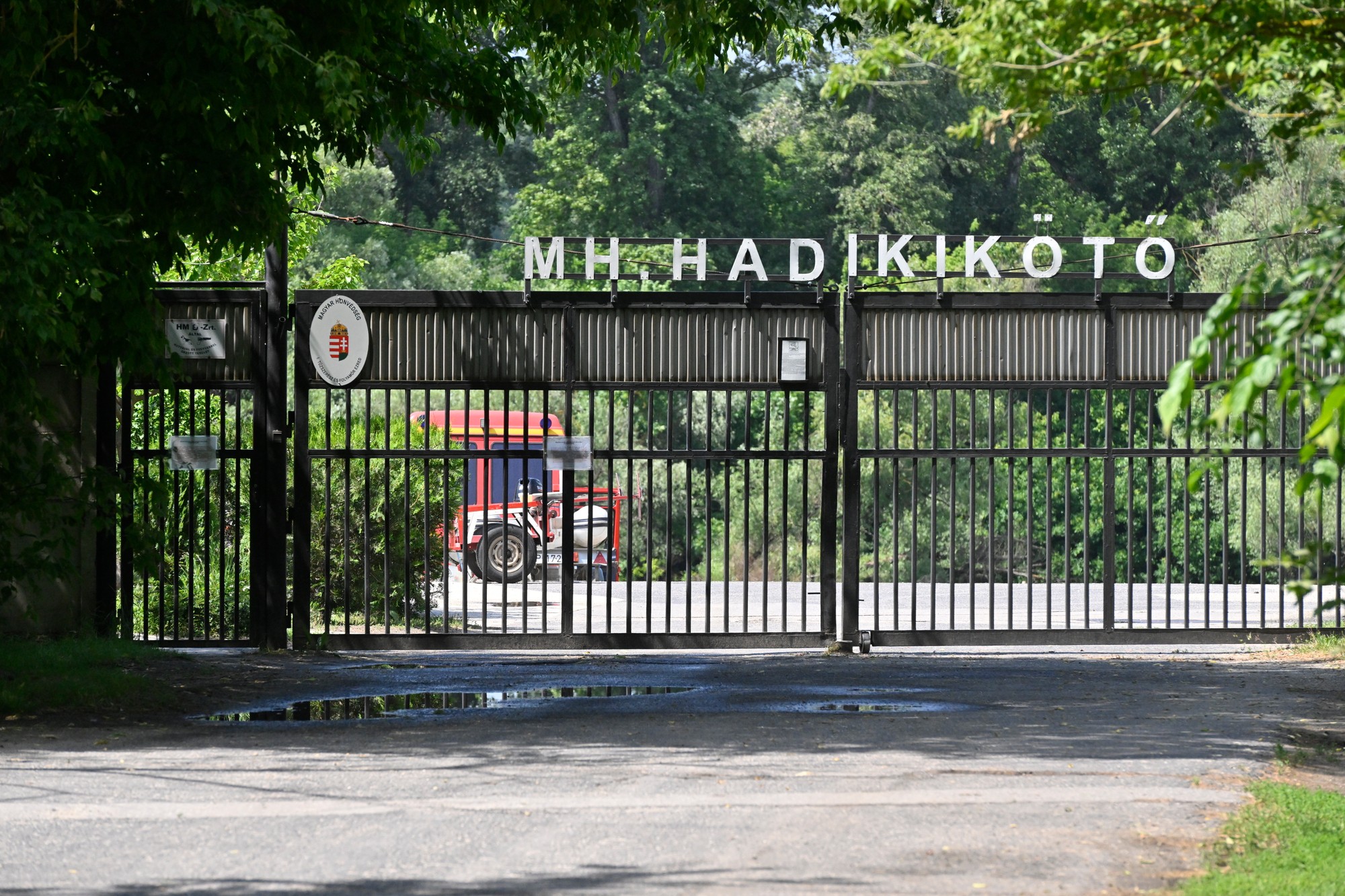 Hasičské auto pre potápačskú službu parkuje za zatvorenou bránou vojenského prístavu, kde záchranári pátrajú po obetiach nehody lodí v severnej časti Budapešti 19. mája 2024.