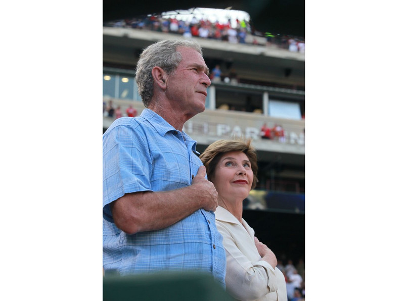 GeorgW. Bush z żoną na meczu Texas Rangers