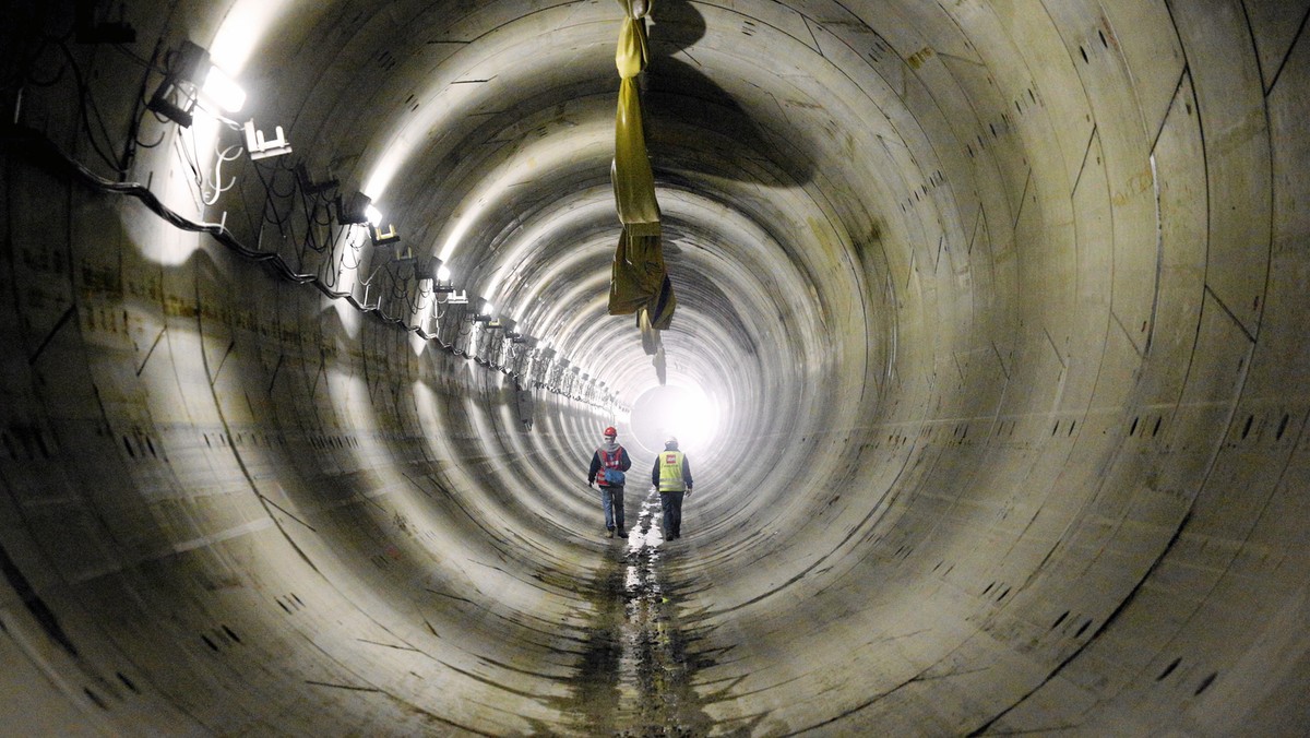 Rozbudowa II linii metra w kierunku wschodnich i zachodnich obrzeży miasta pozostaje priorytetem miasta. Obiecuję, że dopilnuję, by warszawiacy mogli od 2022 r. podróżować dwoma pełnymi liniami metra - zapewniła dzisiaj prezydent Warszawy Hanna Gronkiewicz-Waltz.