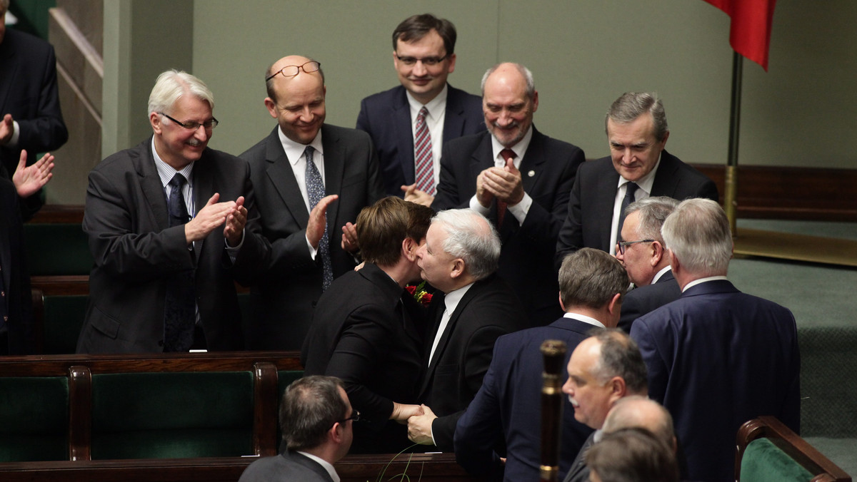 Powyborcza zmiana na szczytach władzy dobiega końca. Najważniejsze nominacje personalne mamy za sobą. Jednak w nowym układzie tylko dwie osoby mogą być pewne swojej pozycji. To prezes Prawa i Sprawiedliwości Jarosław Kaczyński i wybrany na pięcioletnią kadencję – Prezydent Rzeczpospolitej Andrzej Duda. Los pozostałych zależy od decyzji Kaczyńskiego. Nikt nie jest pewny trwałości swojego mandatu. Rozkład ról jest pochodną projektu politycznego. Analiza nowej elity władzy pozwala zatem na zrozumienie, jaki jest plan prezesa PiS na najbliższe miesiące.