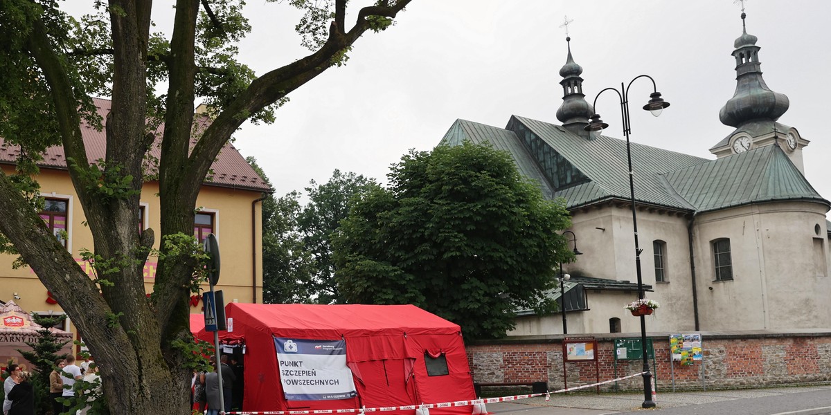 Ksiądz w Gromniku nie zgodził się na szczepienie pod kościołem.