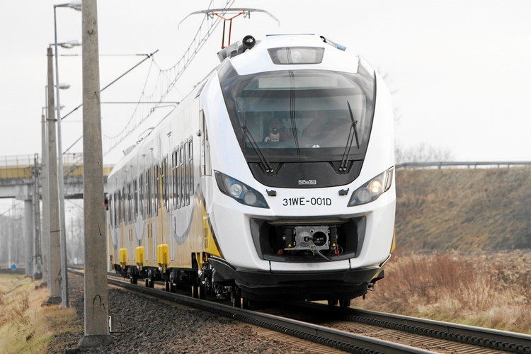 Newag to po bydgoskiej PESIE drugi największy producent taboru kolejowego w Polsce. Spółka z Nowego Sącza zajmuje się produkcją, modernizacją oraz naprawami taboru kolejowego. Obecnie zatrudnia 1300 osób. Od 2008 w skład grupy Newag wchodzą również Zakłady Naprawcze Lokomotyw. Na zdjęciu: pociąg NEWAG 31WE na testach w Instytucie Kolejnictwa w ośrodku eksploatacji toru doświadczalnego w Bychowie.