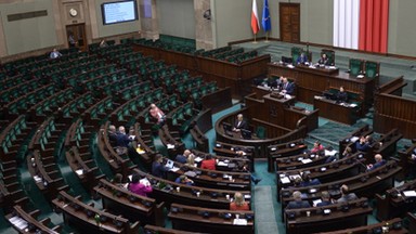 Polacy oburzeni pustkami w Sejmie. Poseł Lewicy proponuje rozwiązanie