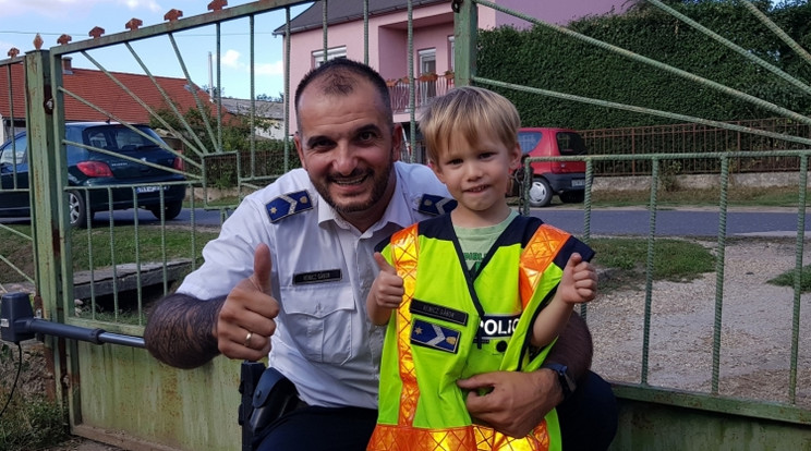 A rendőrök meglepték a szülinapos kisfiút /Fotó: police.hu