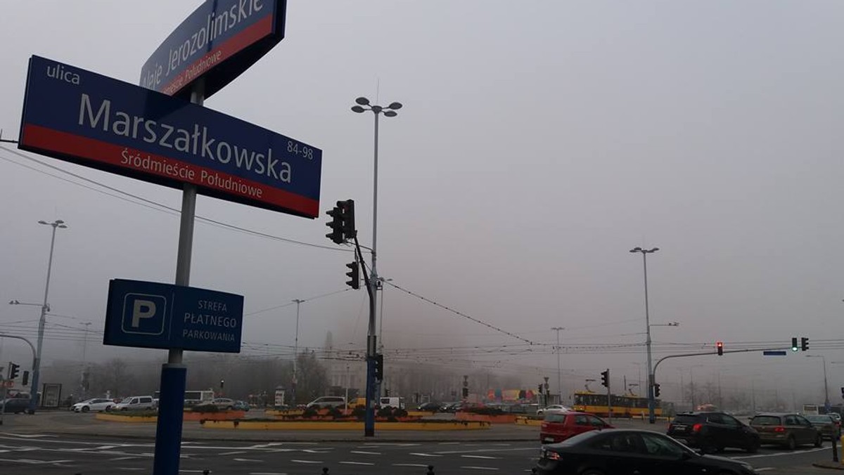 Warszawa. Czy dziś jest smog? W środę jakość powietrza jest przeciętna, normy zanieczyszczeń są nieznacznie przekroczone. Jeśli nie musisz nie wychodź na zewnątrz.