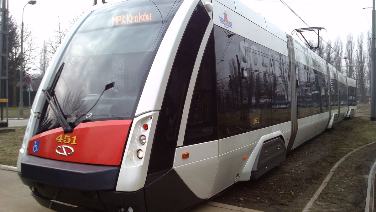 Przez najbliższe trzy miesiące krakowskie MPK będzie testować nowy tramwaj od Solarisa. Tramwaj Tramino będzie od dzisiaj kursować na trasie linii numer jeden. Jego wyjątkową cechą jest Układ Odzysku Energii, który pozwala gromadzić energie. Dzięki temu tramwaj może poruszać się bez korzystania z sieci trakcyjnej.