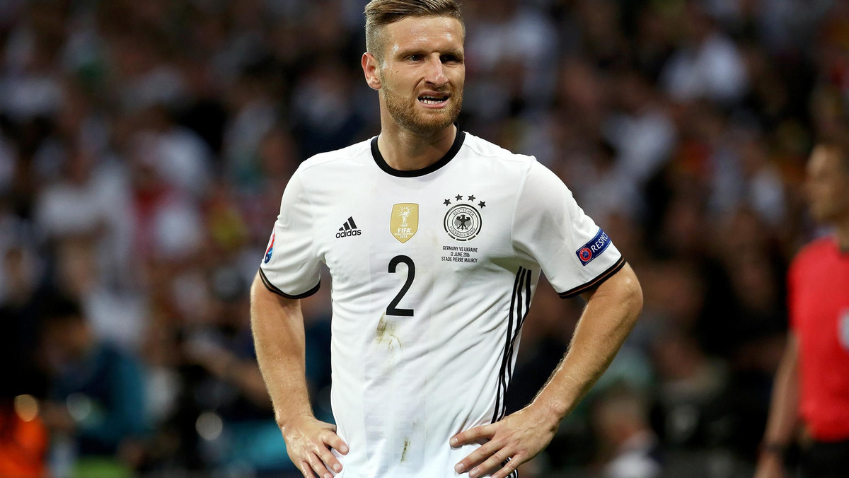 Shkodran Mustafi wyjawił, że przed podpisaniem kontraktu z Arsenalem konsultował się z gwiazdą Kanonierów Mesutem Oezilem. To właśnie kolega z reprezentacji Niemiec namówił go na przenosiny z Valencii.