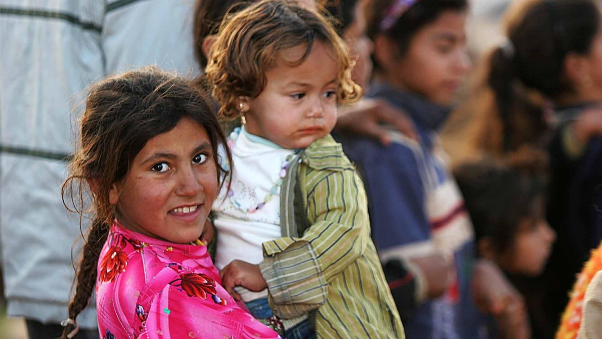 Od kilku dni toczy się wojna o to, czy Polska powinna przyjąć uchodźców z Syrii oraz Afganistanu czy nie. Moim zdaniem problem jest zupełnie inny. Unijna wierchuszka nie wie, że powinna się martwić nie tyle tym, czy mamy ich przyjąć, ale jak zrobić tak, żeby od nas od razu nie wyemigrowali.