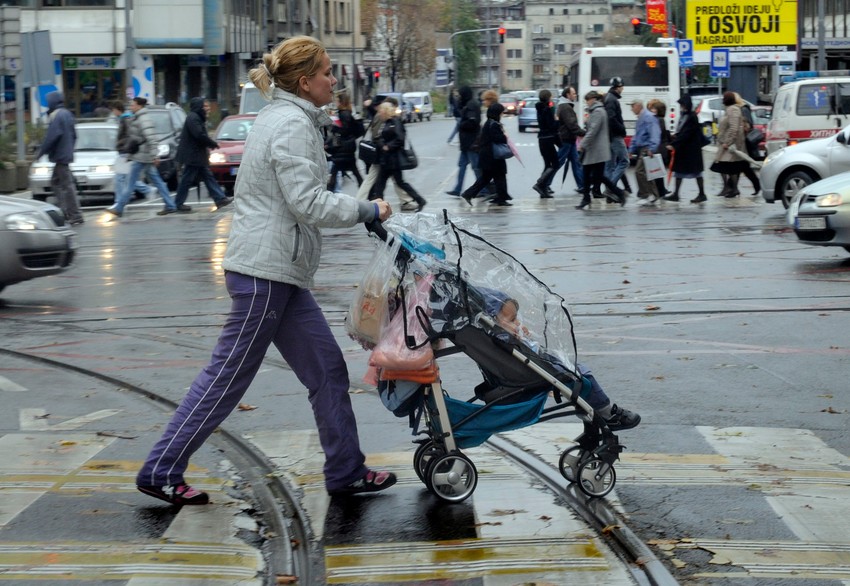 Mama u šetnji s bebom