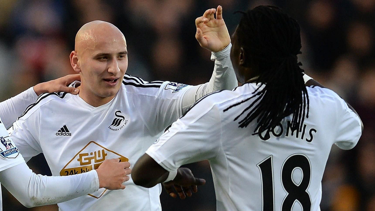 W drugiej kolejce Premier League Swansea pokonało Newcastle United 2:0 (1:0). Na listę strzelców wpisali się Bafetimbi Gomis i Andre Ayew. Polski bramkarz Łabędzi, Łukasz Fabiański rozegrał całe spotkanie.