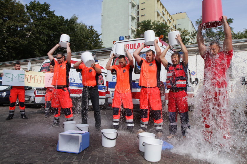 ice bucket challenge dyrektora pogotowia w Łodzi