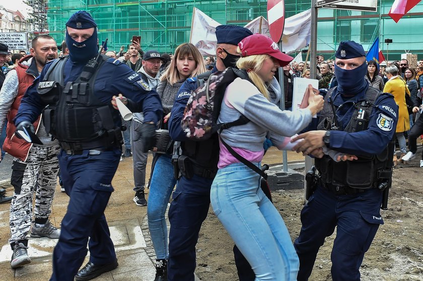 Uważają, że pandemii nie ma i protestują. Szokujące obrazki z Polski