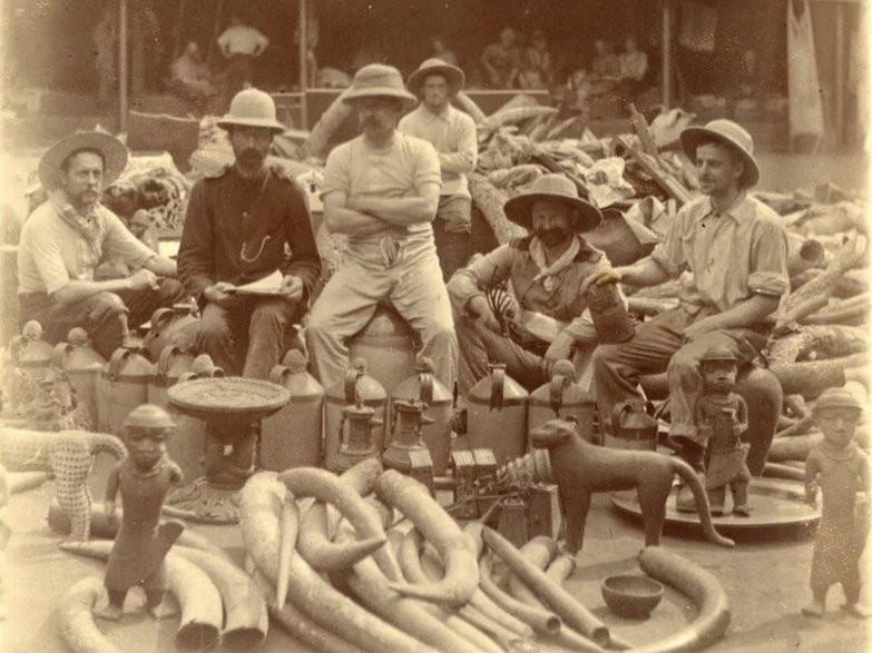 Brytyjscy żołnierze z przedmiotami zrabowanymi z pałacu królewskiego Beninu (dzisiejsza Niegria) podczas ataku na miasto Benin, 1897 r. 