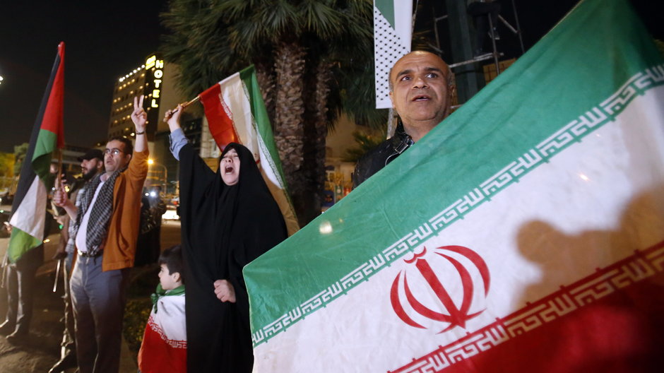 Irańczycy świętują uderzenie rakietami na Izrael
