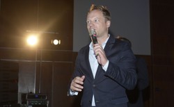 Maciej Stuhr na Facebooku: Jak tam Mordeczki moje kochane, zdradzieckie?