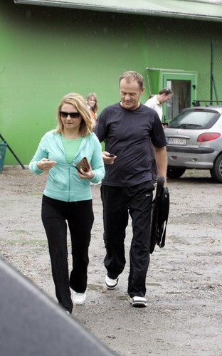 Małgorzata i Donald Tuskowie po grze w tenisa, październik 2012 r.