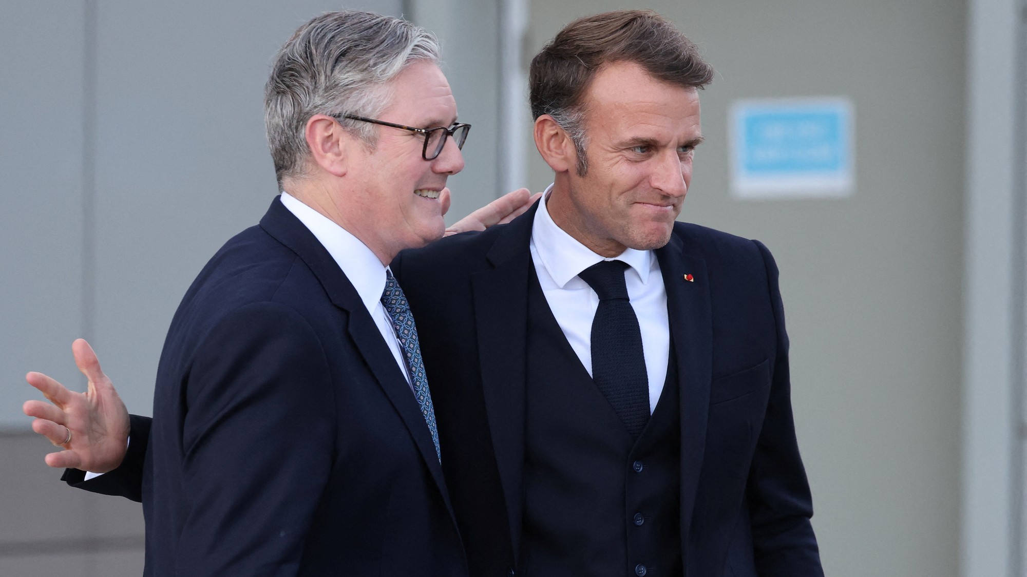 Britský premiér Keir Starmer a francúzsky prezident Emmanuel Macron.