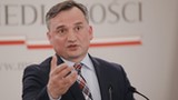 Ziobro porównuje KE do PRL. "Kolonialne spojrzenie na Polskę"
