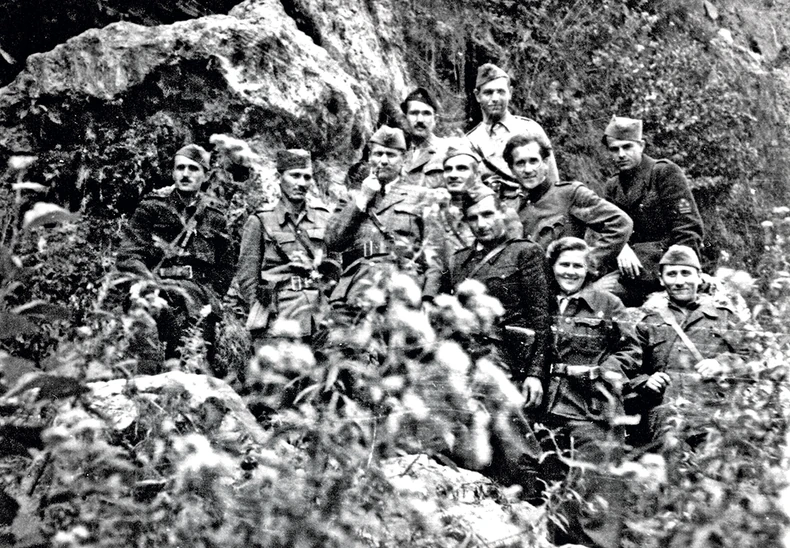 Sa partizanskim Vrhovnim štabom sa Titom na čelu, u Jajcu - kod vodopada na Plivi, 30. oktobra 1943.
