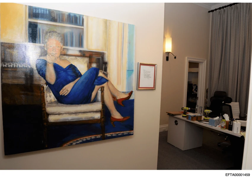 Slika Bila Klintona u plavoj haljini na Epstajnovom imanju