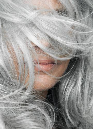Robi oszałamiające metamorfozy siwych włosów — wyglądają wspaniale  [zdjęcia] | Ofeminin
