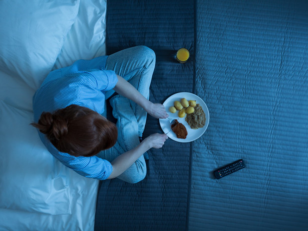 TEGO lepiej nie jeść przed snem - i to wcale nie po to, by nie przytyć...