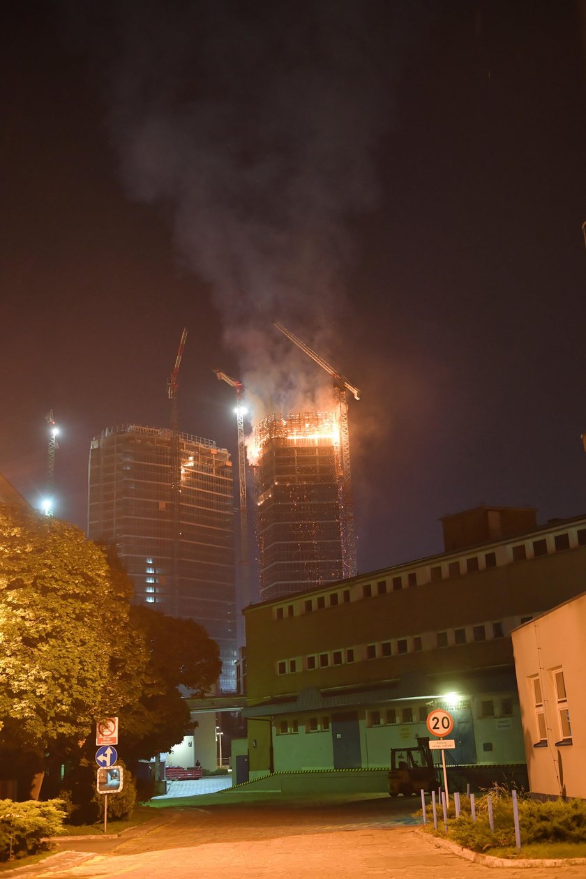 Potężny pożar wieżowca w stolicy. Płomienie widać było z daleka