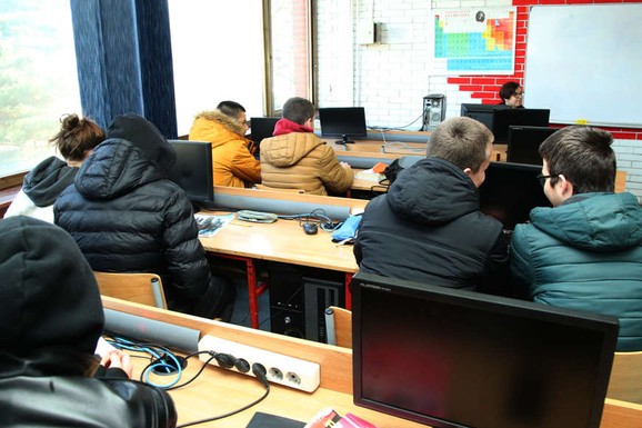 Novosađanka javno objavila detalje iz esDnevnika svog srednjoškolca i pitala da li je OVO za smanjenu ocenu iz vladanja: Krenula je paljba: "Gospođo, vi niste ni za dvojku!"