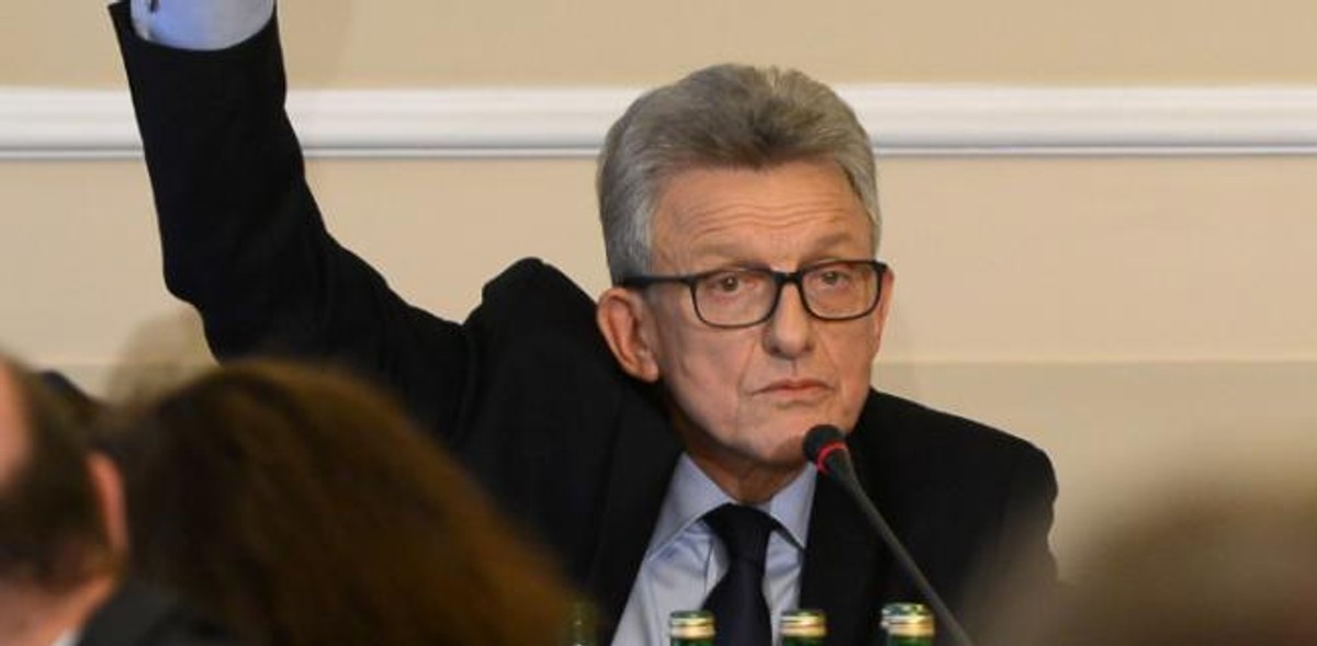 Przewodniczący komisji Stanisław Piotrowicz podczas posiedzenia komisji sprawiedliwości i praw człowieka.