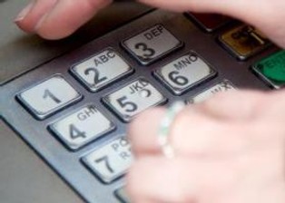 Dodatkowych prowizji od wypłat z bankomatów nie będzie