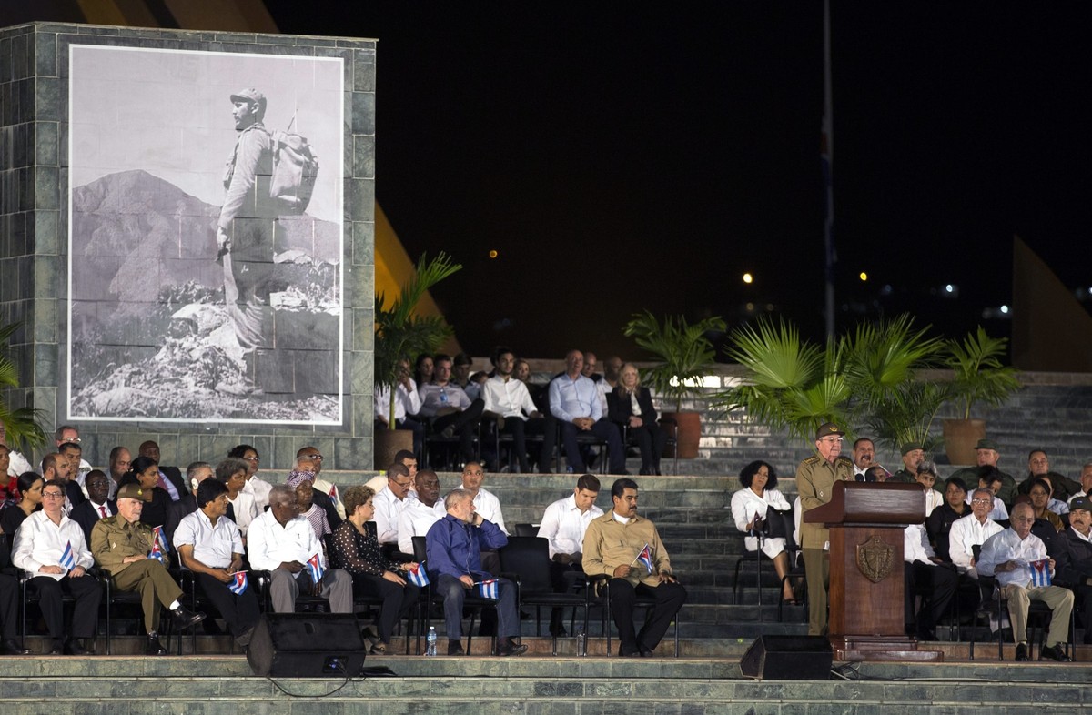 Do Santiago de Cuba przybyli m.in. prezydent Wenezueli Nicolas Maduro, prezydent Boliwii Evo Morales oraz byli prezydenci Brazylii Luiz Inacio Lula da Silva oraz Dilma Rousseff