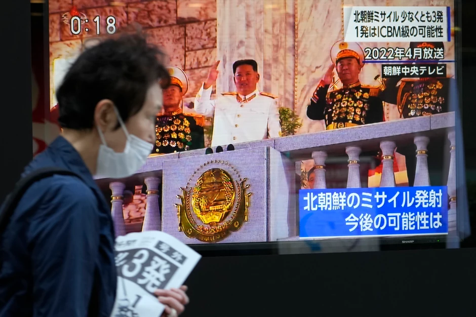 Ljudi u Tokiju prolaze pored ekrana na kojem se prikazuju izveštaji o nedavnim lansiranjima raketa Severne Koreje u blizini Japana