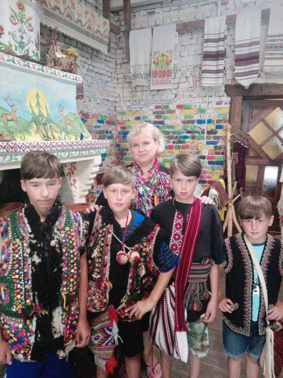 Olga z adoptowanymi synami na wycieczce w Karpatach, lato 2021