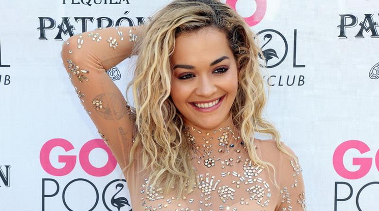 Rita Ora odatette magát / Fotó: Northfoto