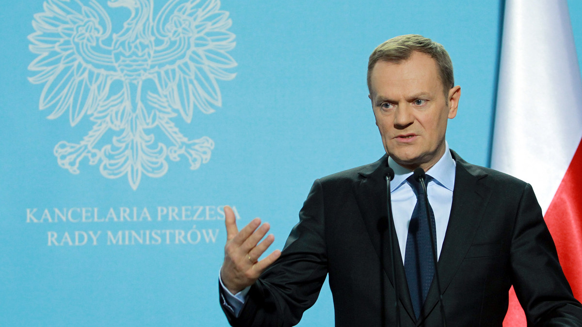 Premier Donald Tusk podkreślił na konferencji prasowej, że nie wyklucza zmian w przepisach wykonawczych czy niektórych zapisów ustawy refundacyjnej, które jednak nie mają na celu "zrujnowanie" tej ustawy. - Jeżeli lekarze uważają, że niektóre nałożone na nich rygory ograniczają wygodę ich pracy, to będziemy szukać rozwiązania. Nie wyobrażam sobie jednak, aby protesty w takiej formie trwały podczas rozmów. Zmiany musza być efektem korekty, a nie grą sił. I z tego lekarze muszą sobie też zdać sprawę - dodał.