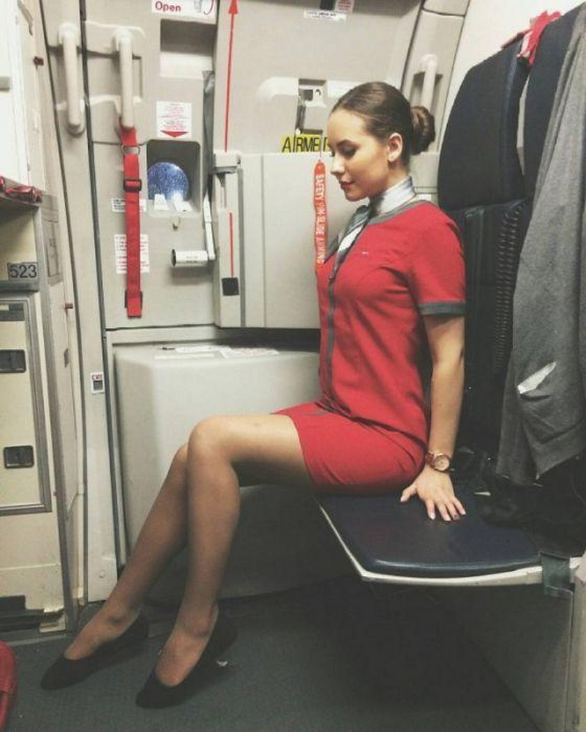 Seksowne stewardessy chwalą się atutami