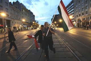 Dlaczego premier Węgier Viktor Orban ugina się przed MFW i UE? Węgrzy go przecież popierają