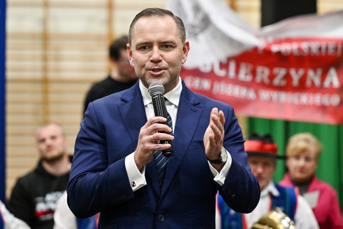 Kandydat Komitetu Obywatelskiego, popierany przez Prawo i Sprawiedliwość, prezes Instytutu Pamięci Narodowej Karol Nawrocki podczas spotkania otwartego z sympatykami w Hali Sokolnia w Kościerzynie.