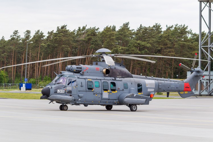 'Pierwsze śmigłowce zostaną zbudowane we Francji, a ten okres zostanie przeznaczony na szkolenie polskich pracowników. Najważniejsze jednak, że 70 śmigłowców zbudujemy w Polsce, a część z nich trafi na eksport' - dodał szef projektu ze strony Airbusa Mickael Peru. <br><br>fot. (pj/cat) PAP/Paweł Jaskółka