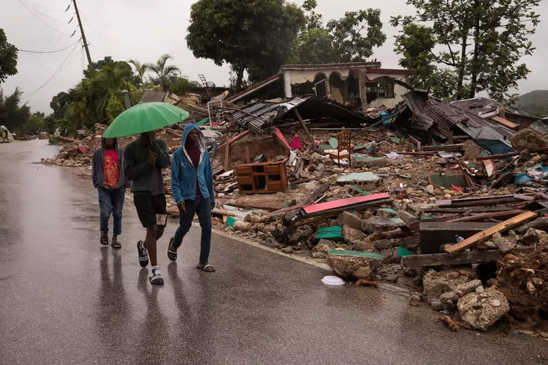 Deszcz padający na pozostałości domów po sobotnim trzęsieniu ziemi na Haiti