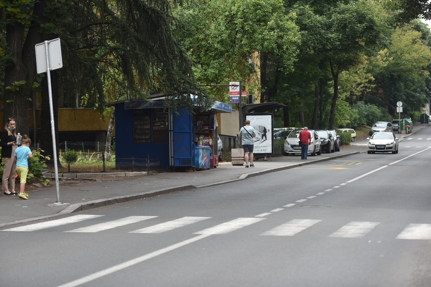 Nesreća se dogodila u nedelju uveče oko 21 sat, kada su dečaci prelazili ulicu sa svojim ocem