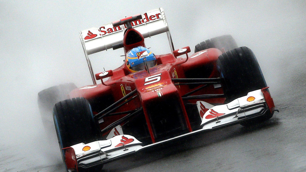 Na mokrym torze Silverstone lider klasyfikacji mistrzostw świata Fernando Alonso zdobył swoje pierwsze pole position od prawie dwóch lat. Poprzednio triumfował w kwalifikacjach jesienią 2010 roku, na ulicznym torze w Singapurze.