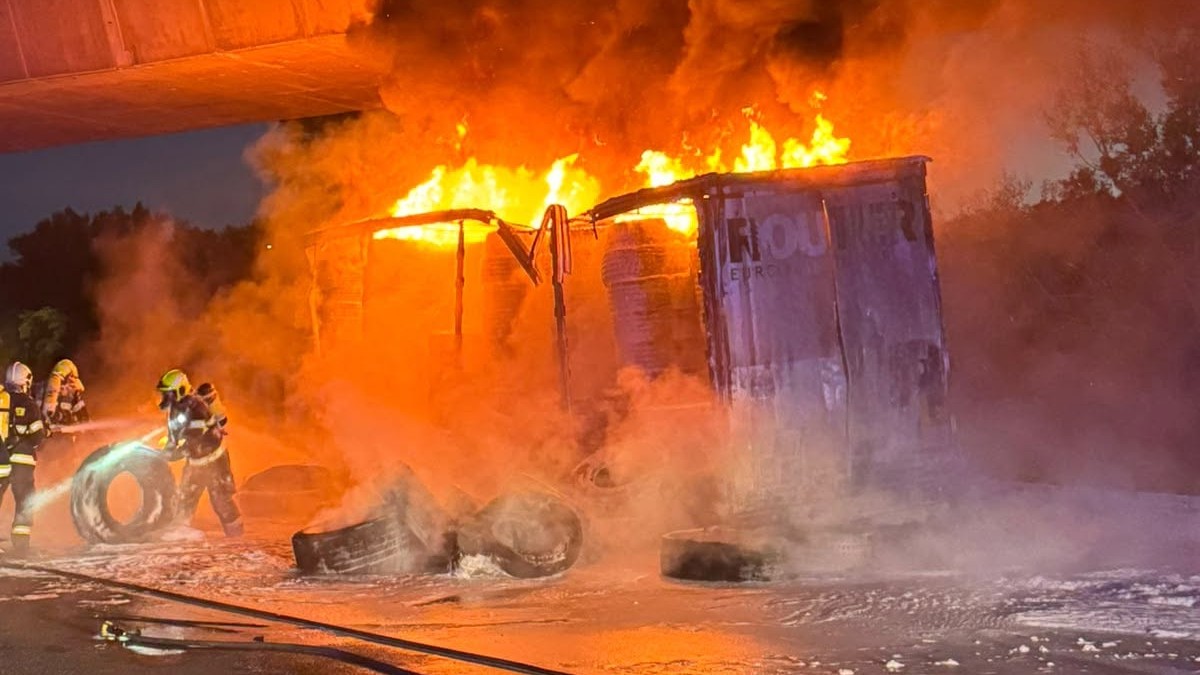 Na diaľnici D2 v Bratislave vypukol požiar nákladného auta. 