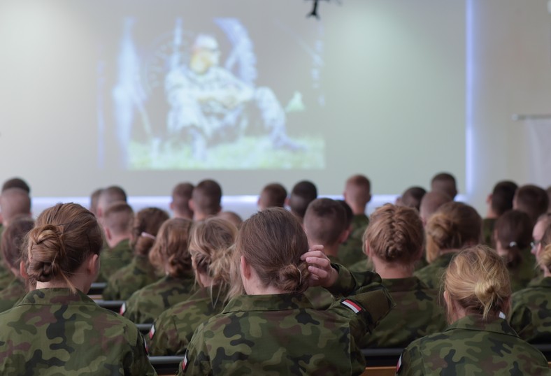 Części studentów Uniwersytetu Medycznego w Łodzi przysługuje mundur. Ale na egzaminie będzie to strój zakazany